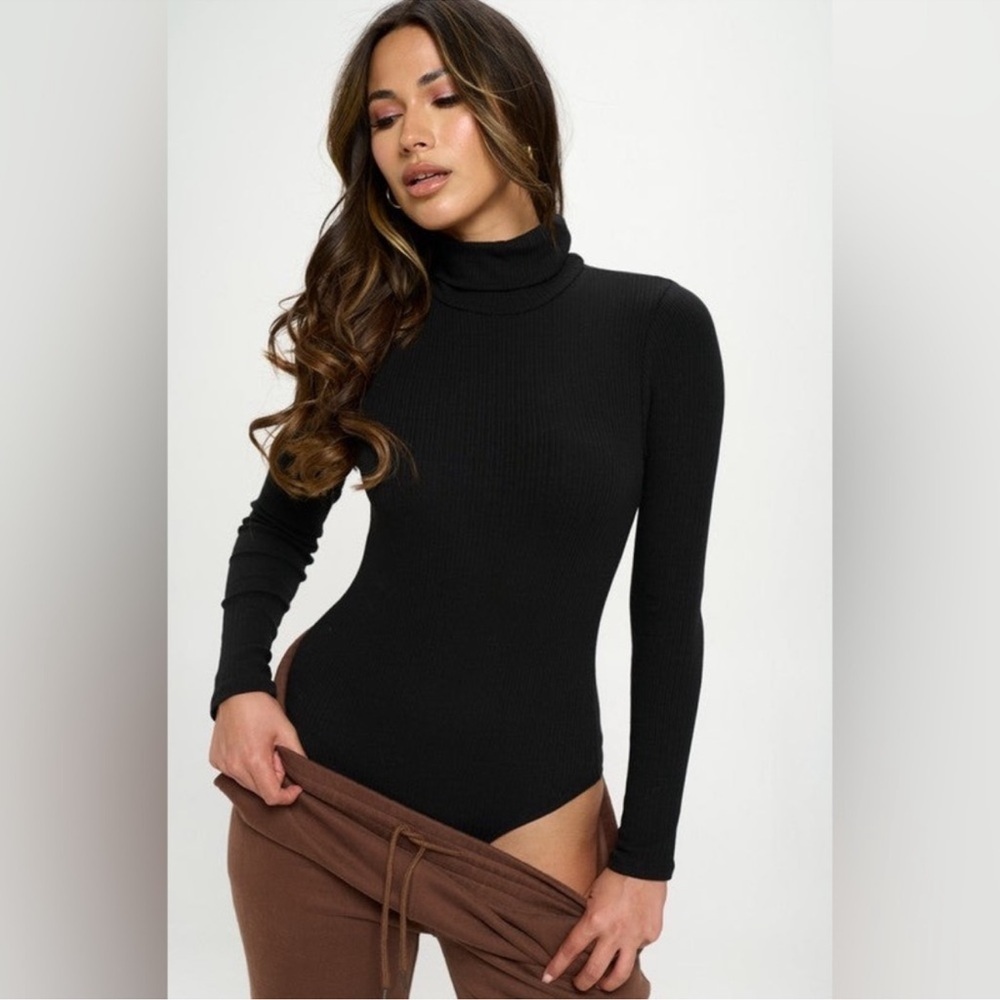 CHARLOTTE RUSSE RIBBED MOCK NECK LONG SLEEVE THONG BODYSUIT SIZE SMALL